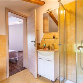 6 bedroom villa with pool near Sveti Lovrec and Poreč, sleeps 12